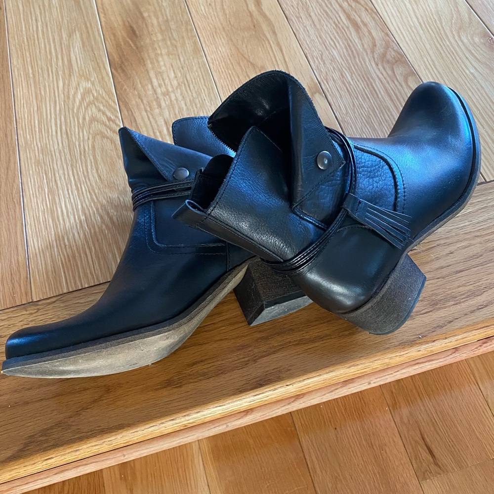 Beautiful boots, almost like new us you can see at the pictures